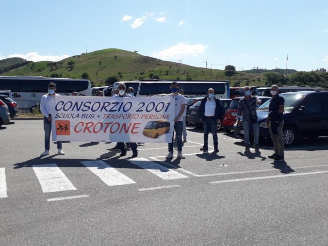 images Trasporti privati. La protesta a colpi di clacson organizzata da Confapi alla Cittadella regionale: "Vogliamo solo essere aiutati a lavorare"