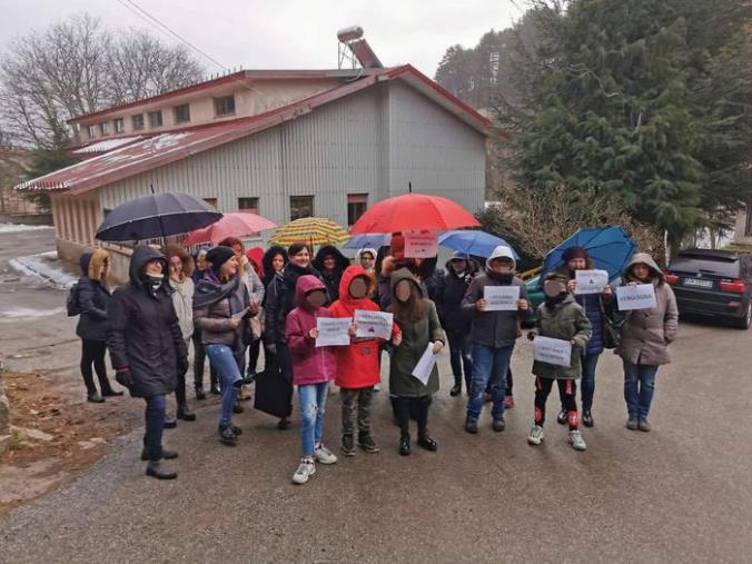 A Camigliatello Silano la protesta di alunni e genitori: "Siamo stanchi dei continui disservizi"