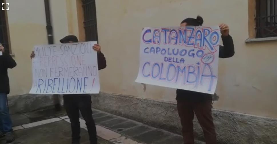 images Catanzaro. Un gruppo di cittadini protesta al Comune: "Vergogna, dimettetevi"