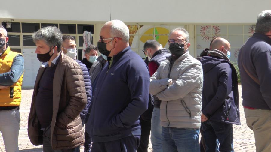 La protesta. Gli ambulanti calabresi: "Siamo stufi. Dalla prossima settimana bloccheremo tutto"