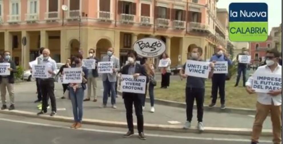 Fase 2. La protesta dei commercianti in difficoltà a Crotone: "Finanziamenti a fondo perduto" (VIDEO)
