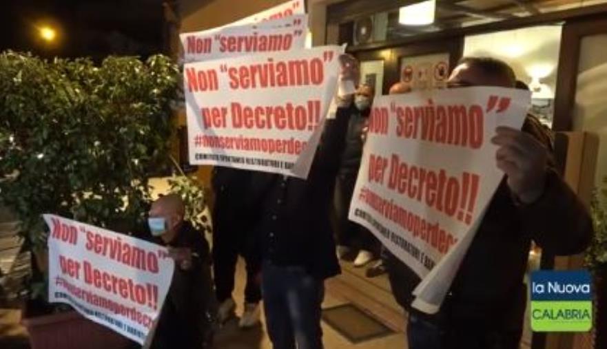 "Non serviamo per decreto". La protesta dei ristoratori di Lamezia Terme contro la stretta del Governo (VIDEO)