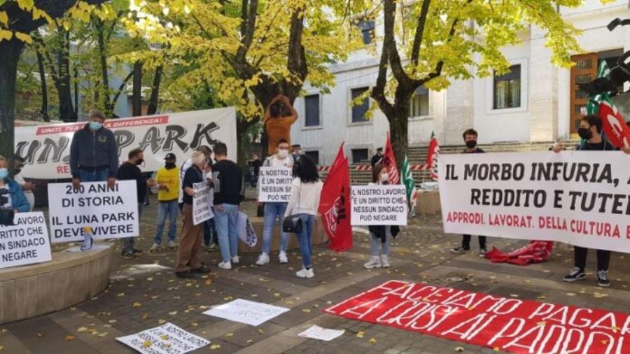 Cosenza. Protesta per i mancati pagamenti, i precari bloccano una via del centro