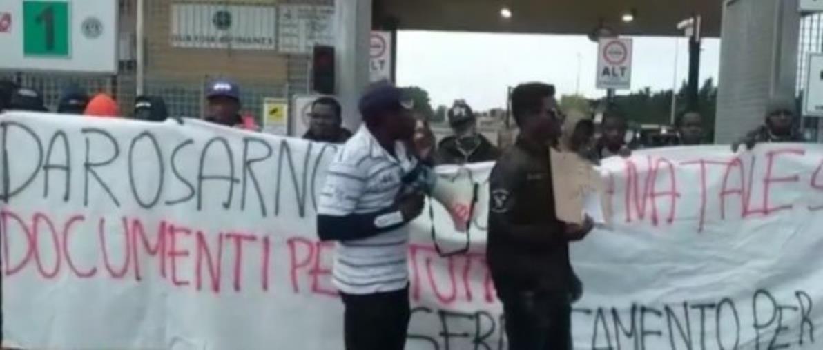 Migranti bloccano accesso porto Gioia Tauro: "Dateci documenti per poter lavorare"