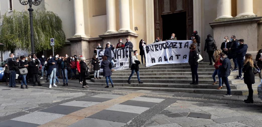 images Sanità. L'Asp non rimborsa e il Sant'Anna Hospital blocca le attività: in piazza la protesta dei lavoratori. Alle 15 vertice in Cittadella