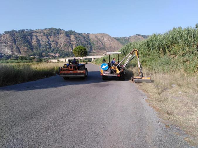 images Il sindaco Muccari fa pulire la strada tra Squillace Lido e Copanello: "Non ci servono elemosine"