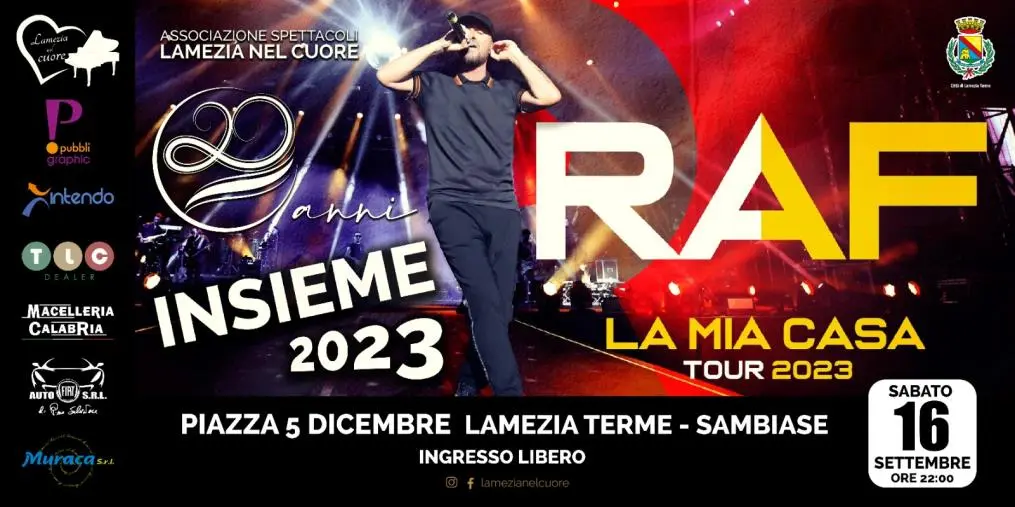 images Lamezia Terme, attesa per Raf in concerto sul palco di Piazza 5 Dicembre  