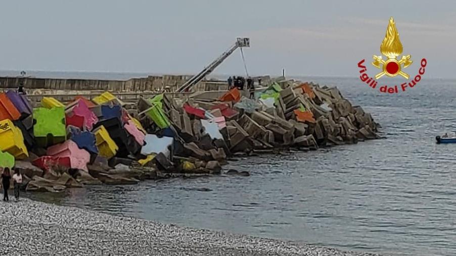 images Catanzaro. Un ragazzo cade dagli scogli al porto: recuperato dai vigili del fuoco