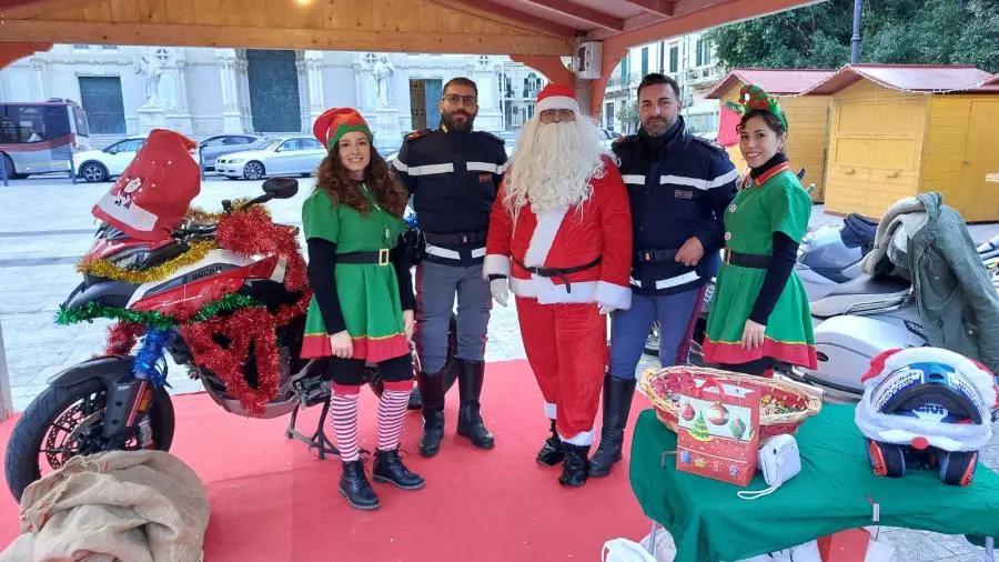 images A Reggio "Scatta una foto con Babbo Natale in moto" ed è beneficenza: un'iniziativa della polizia