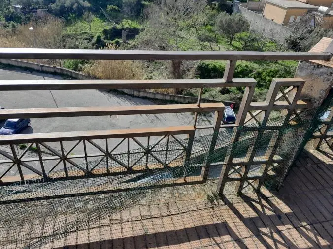 images Quella ringhiera pericolosa in piazza Fontana a Gagliano: la segnalazione dell'associazione "Il Ponte Morandi"