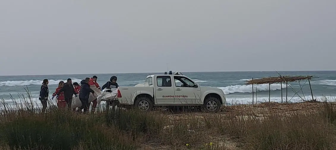 images Tragedia a Steccato di Cutro: erano circa 120 i migranti a bordo del barcone  