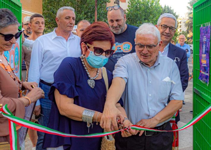 Rende. Inaugurato il 'Parco dei nonni': l’anfiteatro intitolato al penalista Tommaso Sorrentino 