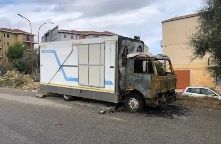 images Incendiato furgone per la vendita di panini vicino alle case popolari di Corigliano-Rossano