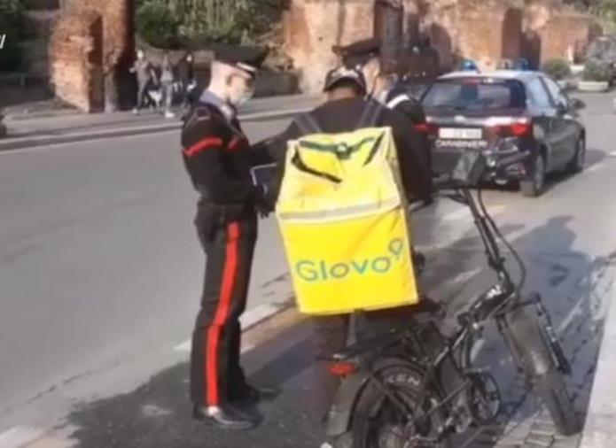 Si stringono le maglie attorno piattaforme online della consegna a domicilio: riders ascoltati dai carabinieri (VIDEO)