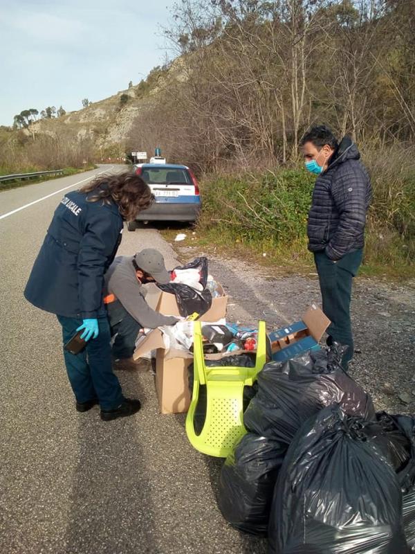 images Tiriolo. Abbandonano rifiuti lungo la strada, individuati i responsabili