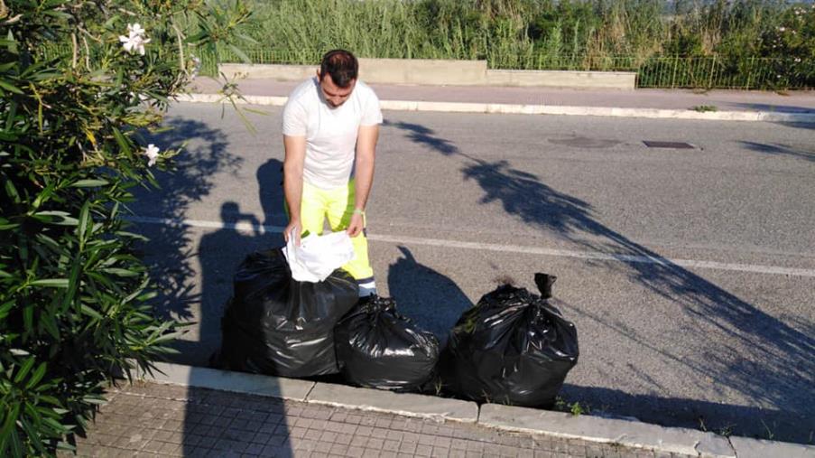 images Squillace, sindaco e operatore ecologico rovistano nei rifiuti e beccano l'incivile che li ha abbandonati