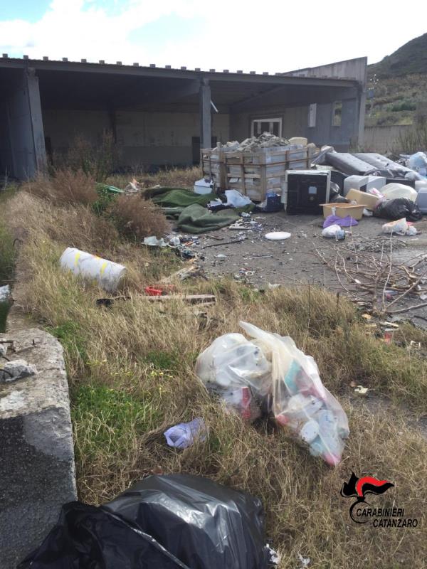 images L'azienda che gestisce i rifiuti al Comune di Borgia "pescata" ad utilizzare impropriamente un terreno