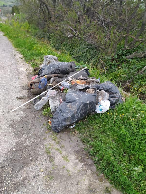 images Catanzaro, quintali di rifiuti rimossi dal canalone di contrada Guglia, Longo e Concolino: “Una vergogna continua”