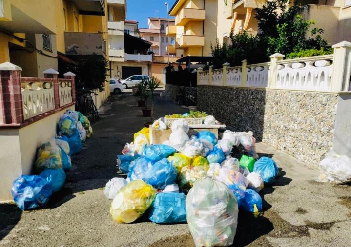 images Cariati, cumuli di rifiuti per strada. Scatta l'allarme del Codacons: "Con il caldo salute in pericolo"