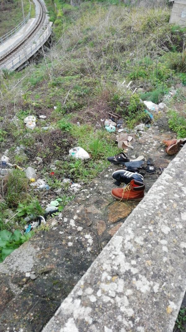 images Catanzaro. Via Carlo V è una discarica a cielo aperto, monta la rabbia dei cittadini