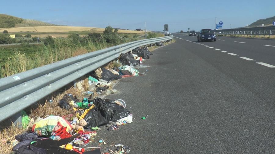 images Quei rifiuti in bella vista fra la Cittadella regionale e l'aeroporto di Lamezia Terme