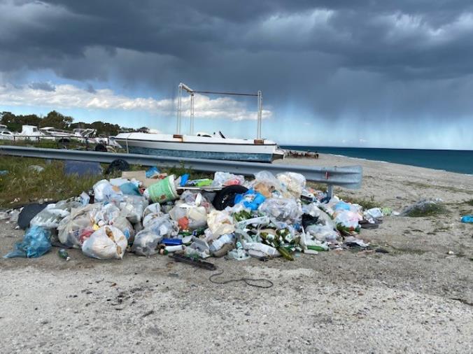 images Rifiuti a pochi metri dal mare a Giovino. L'appello di Stefano Veraldi al sindaco e al dirigente all’assessorato all’Ambiente