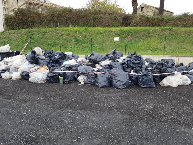 images Sequestrata una "porzione" della discarica abusiva nella Cittadella regionale