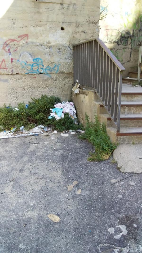 images Decoro urbano. Rifiuti abbandonati e cattivo odore vicino le scale di via De Gasperi a Catanzaro