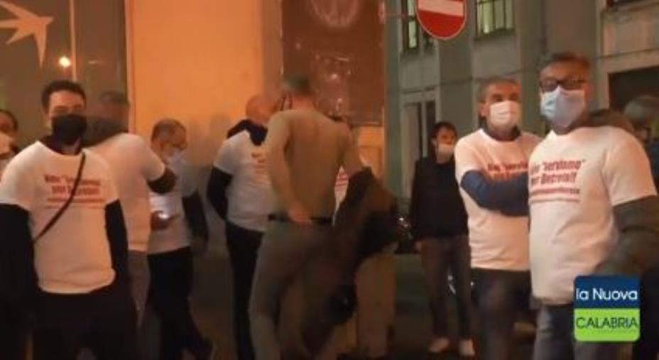 A Lamezia Terme la protesta di baristi e ristoratori: "Siamo disperati. Vogliamo solo lavorare" (VIDEO)