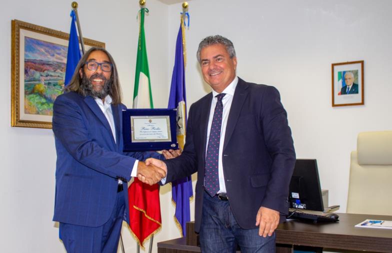 images Riconoscimento del presidente del consiglio regionale Mancuso all'attore Rino Rodio