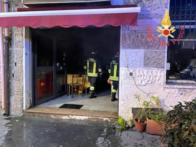 Catanzaro, incendio in una pizzeria nel quartiere Sala