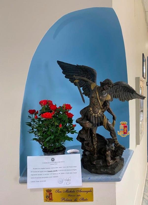 images Un cittadino bussa al Commissariato di Lamezia Terme con una piantina di rose rosse in memoria dell’agente scelto della Polizia di Stato Pasquale Apicella 