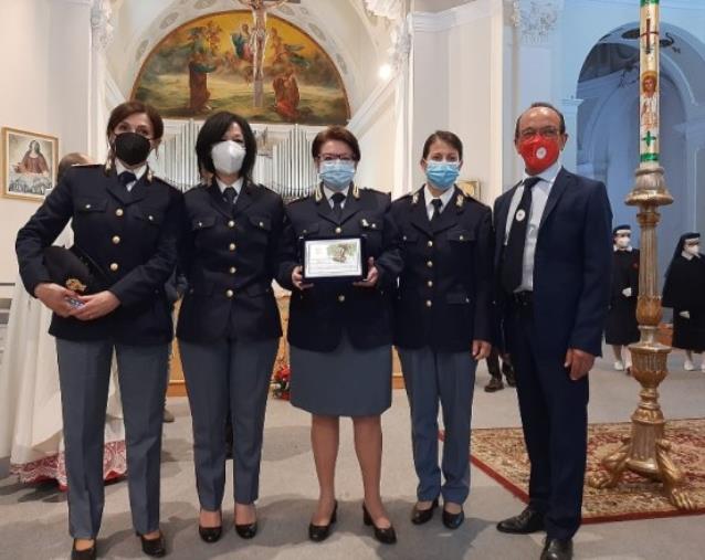 Lamezia Terme. Il premio “mamma dell’anno” al Commissario della Polizia di Stato Maria Gaetana Ventriglia