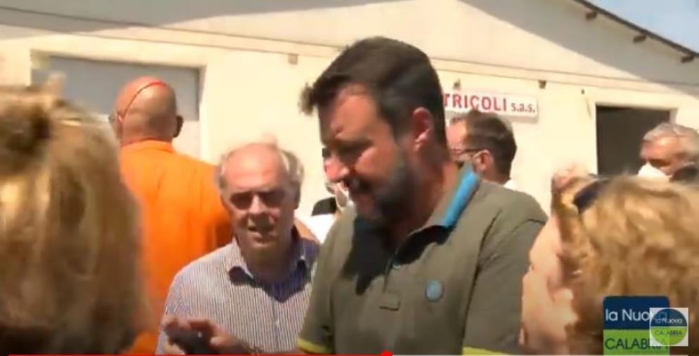 images Salvini a Crotone: "Mandare a casa la sinistra che ha fatto disastri". E intanto c'è chi protesta (VIDEO)