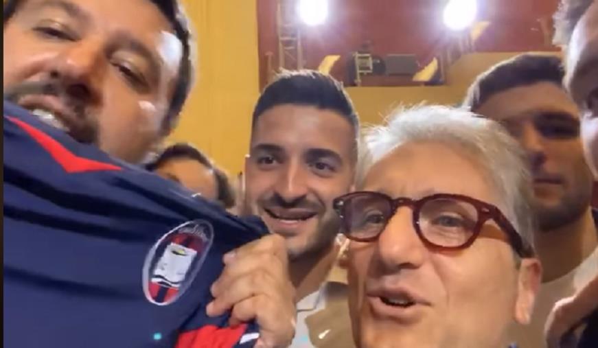 Maglia dell'Fc Crotone a Salvini, per la Lega pitagorica: "Nessuna strumentalizzazione"