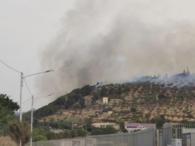 images Pineta di Siano in fiamme. I roghi si avvicinano ad un serbatoio idrico e ad alcune abitazioni a San Cono (FOTO E VIDEO)