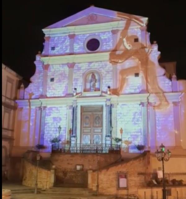 images Catanzaro, la facciata della chiesa del San Giovanni si illumina di foto e luci dedicati al capoluogo
