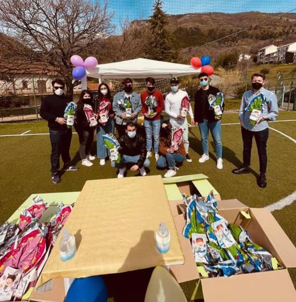 images La Consulta giovanile di San Sosti dona sorrisi e uova di cioccolato ai bambini delle scuole elementari e materne  