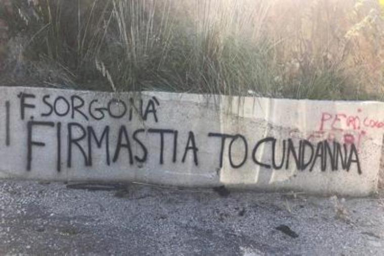 Sul muro spuntano le minacce a Filippo Sorgonà, coordinatore delle Sardine di Reggio Calabria