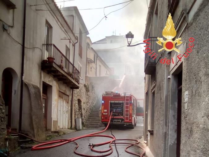 Satriano, in fiamme un'abitazione: due persone finiscono in ospedale per intossicazione da fumo