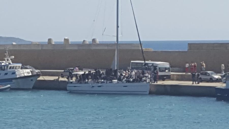 images Nuovo sbarco di migranti a Le Castella, 90 a bordo tra cui donne e bambini    