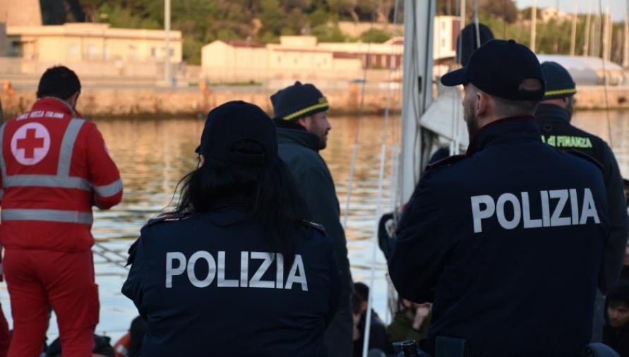 images Reggio, fermati due scafisti per favoreggiamento dell’immigrazione clandestina 
