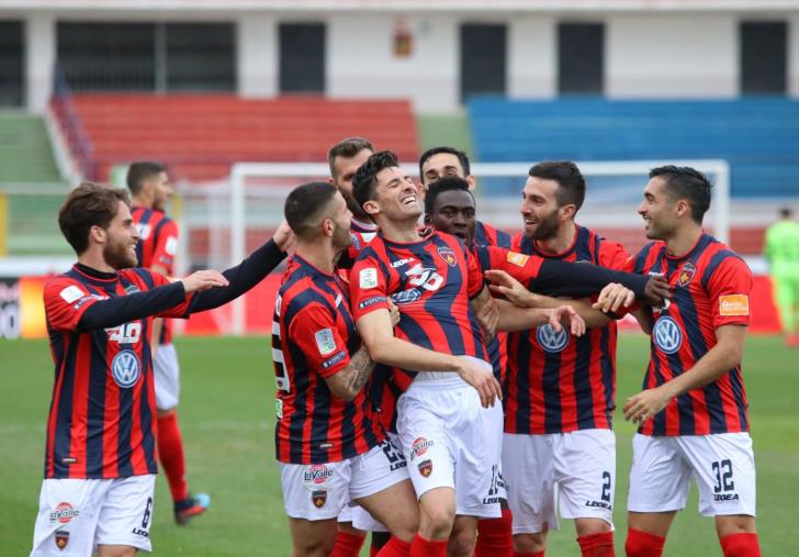 images Serie B, posticipo: il miglior Cosenza della stagione batte la Cremonese 2-0