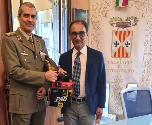 images Il sindaco Abramo consegna un defibrillatore al corpo militare Acismom nell’ambito della raccolta fondi della Fondazione Politeama