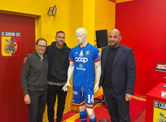 images "Artisti in corsia": presentata la maglia che scenderà in campo col Brescia