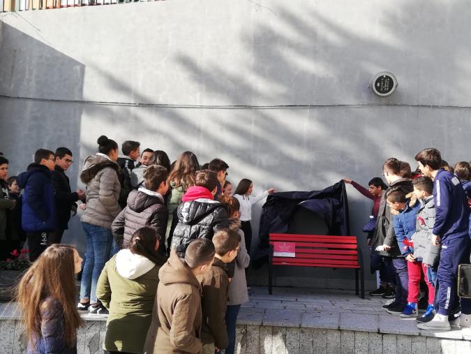 Gli studenti di San Giovanni in Fiore "scoprono" la panchina rossa contro la violenza sulle donne