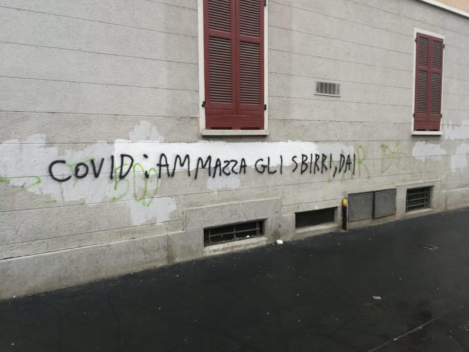 Coronavirus. Fsp Polizia dopo le scritte contro “gli sbrirri” sui muri a Milano: “Ma noi ci siamo sempre, anche per gli imbecilli”