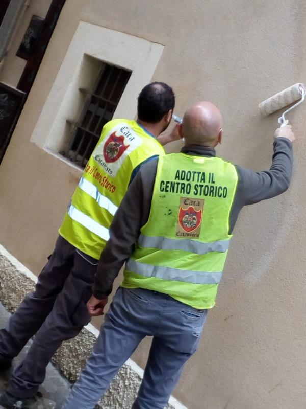 images Graffiti e scritte sui muri. Pileggi (Cara Catanzaro): "Non la daremo mai vinta a questi ragazzacci"