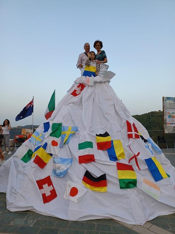 images Festa della Musica, Pentone la celebra con l'installazione del monumento “Vestiti di Pace”
