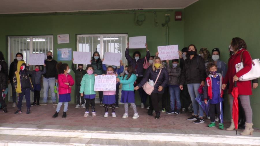 Protesta all'Ic di Santa Maria. I genitori che non hanno aderito: "La turnazione è solo provvisoria, in vista nuove soluzioni"